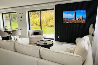Maison de standing avec salle cinéma et jacuzzi intérieur.
