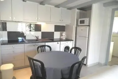 Image de Pavillon rénové avec terrasse, à 15m de la mer, 5 couchages, parking privé, proches commerces