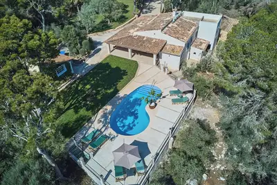 Image de grand jardin, grande piscine,