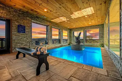 Image de Welcome to Eagle Summit National Park Lodge. Luxury Pool Cabin!
