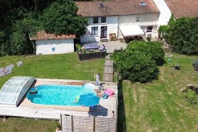 Image de Maison de campagne avec piscine privée au calme.