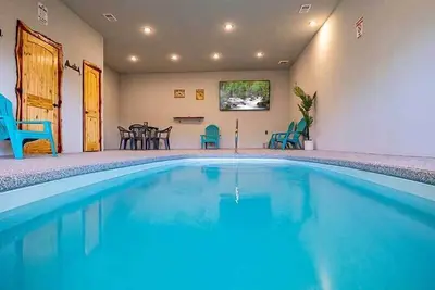 Image de Sunset Peak- The perfect cabin with indoor pool, Mountain Views, and fire-pit!