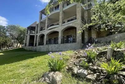 Image de Lake front, three-story home! Great multi-family getaway with new WiFi! !