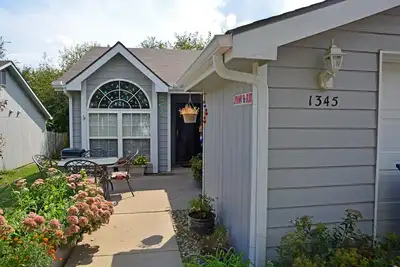 Image de Come stay in quiet and comfortable duplex!
