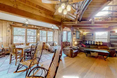 Image de Dog-friendly mountain view cabin on four acres with a washer/dryer & fireplace