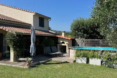 Image de Villa familiale tout confort, avec climatisation, piscine et jardin privés!