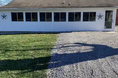 Image de Country Charmer near lake new hot tub handicap accessible Extended stay