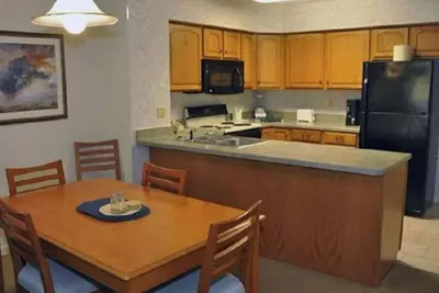 Image de Suite with Mountain View