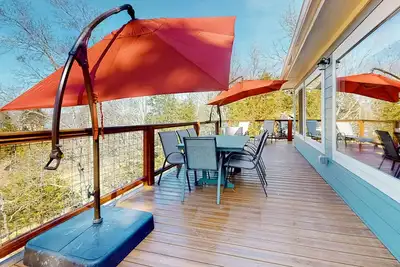 Image de Updated home w/ free attraction tickets, private dock, deck, & amazing lake view