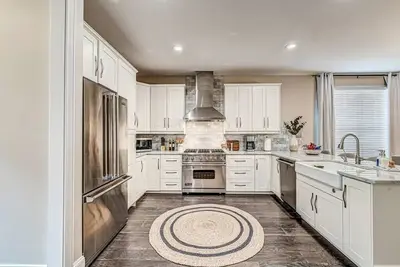 Image de In the Heart of Downtown Indy - Sleeps 14!