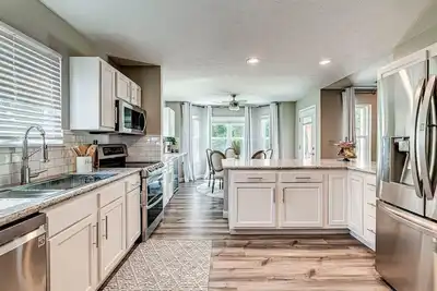 Image de Elegant home in the heart of Westfield! Perfect for family gatherings!