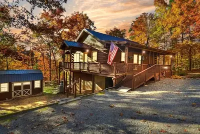 Image de Cozy Private Cabin - Hot Tub, Pool Table, Fire Pit, Near Lake & More!