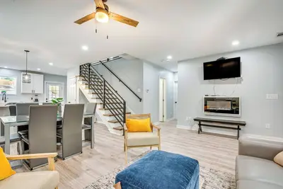 Image de 4 Mi to Downtown Atlanta: Sleek Home w\/ Game Room!