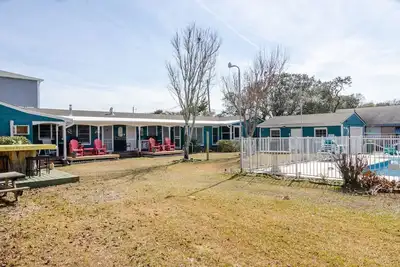 Image de 1 Br Efficiency in Private Historic Motel w pool!