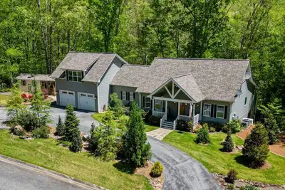 Image de Robin's Nest-4 Bed/3. 5 Bath/Game Room/Creek!