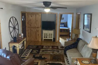 Image de Cabin in Country close to Lake w Hot Tub.