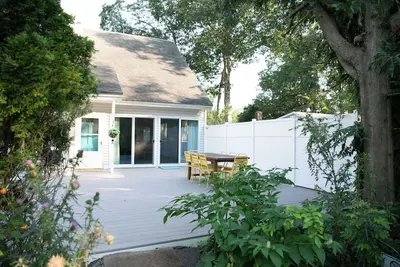 Image de Sunny Cottage near Ogt town/beach - 4 bed/2. 5 bath with spacious deck!