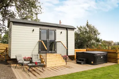 Image de Cwm Cariad - Shepherds Hut with Hot Tub Sleeping 2 guests, Pet Friendly
