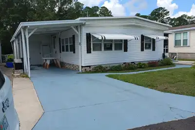 Image de Beautiful modular home in scenic river complex.