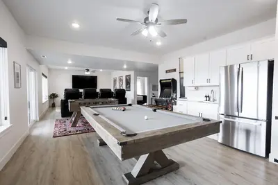 Image de 6 Br: 5 King Suites + Bunk Room! Indoor Community Pool, Game Room, Hot Tub +