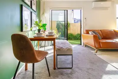 Image de 2-Bed Oasis with a King Bed and Green Accents