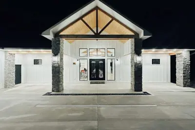 Image de New Luxury Lakefront home! Sleeps 17 w/private baths, bunks, games, dock, parking!