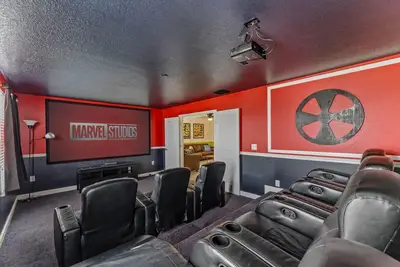 Image de 8 bdrms! Frozen & Star Wars bedrooms, comfy theatre, fun game room!