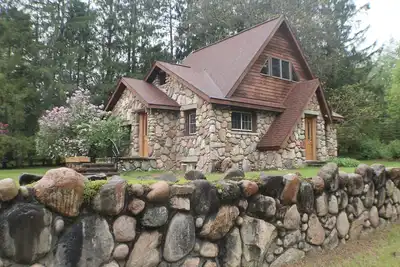 Image de Cozy Countryside Stone House & Pub with 20 acres of outdoor fun!