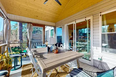 Image de Gorgeous creekside cottage with firepit, board games, dock, deck, & washer\/dryer