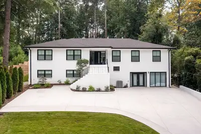 Image de Luxurious House in Buckhead w/hot tub - Walk to Lenox