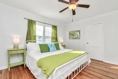 Image de Beach Bungalow 6 Blocks to Beach