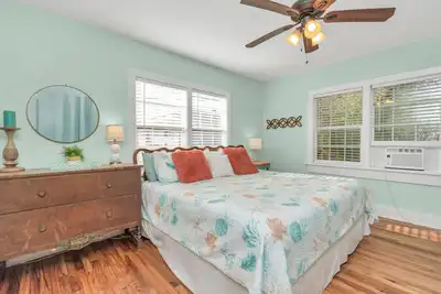 Image de Coastal Garage Cottage 6 Blocks to Beach