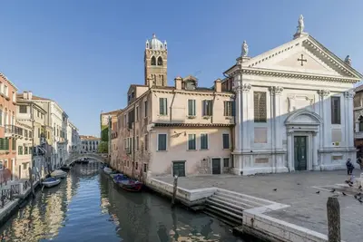Image de Refined luxury apartment in a 15th century Palazzo with canal view