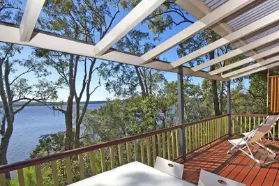 Image de \nNoosa Deluxe Cottage (1 bdrm)  - lakefront retreat. Double spa and wood fire