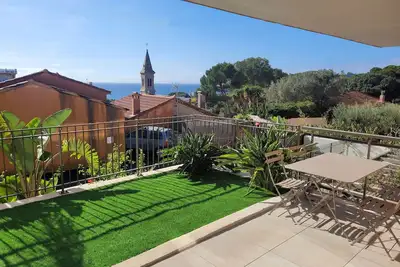 Image de Appartement avec jardin et jolie vue mer, à 15mn à pied des plages.