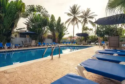 Image de Always a Great Idea To Unwind! Comfortable Unit, Free Parking, Outdoor Pool!