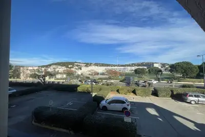 Studio cabine avec loggia vitrée, à 100m de la plage, proche commerces et activités à Sète