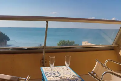 Image de Studio climatisé avec parking, en front de mer à Sète