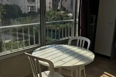 Image de T1 Climatisé au Port de Hyères avec Véranda meublée, proche Plages et Commerces