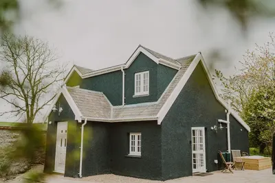 Image de Lochside Glamour: Harriet's Lodestar Lodge with Private Dock on Seaside Estate