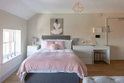 Image de Hereford City Centre – Apartment 9: Modern 2-Bed in Heart of City, Sleeps 4