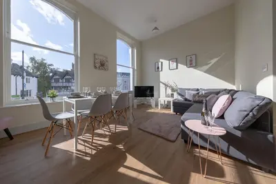 Image de Hereford City Centre – Apartment 1: Modern 2-Bed in City Centre, Sleeps 6