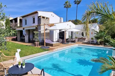 Image de Modern 3 bedroom villa with private pool, Hauts de Vaugrenier