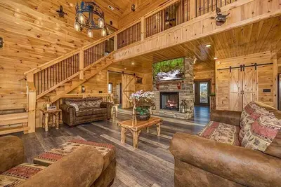 Image de Morning View - The perfect cabin with indoor pool, Mountain Views, and fire-pit to enjoy the company