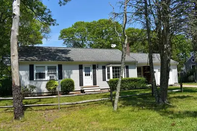 Charming three bedroom home, only 2 miles to Jackknife Beach in Chatham