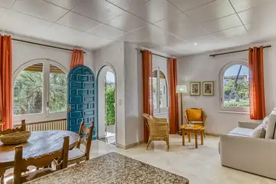 Image de Maison de vacances 'Art-apartamentos Revilla Tacke H' avec terrasse privée, jardin partagé et Wi-Fi.