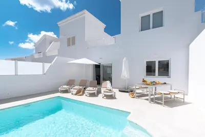 Image de Maison de vacances 'Lolalo House' avec vue sur la mer, piscine privée et Wi-Fi.