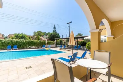 Image de Appartement 'Katerina Pool Studio No6' avec vue sur les montagnes, Wi-Fi et climatisation.