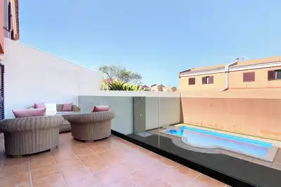 Image de Maison de vacances \"Chalet Vacacional El Agujero\" avec vue sur mer, piscine privée et Wi-Fi.