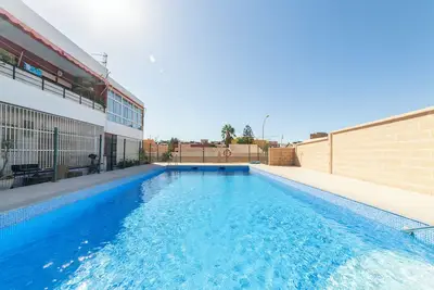 Image de Studio \"Gaviotas 4\" avec piscine partagée, terrasse privée et climatisation.